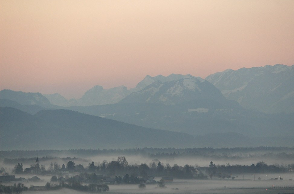 Flache Nebelschwaden im Süden von Salzburg